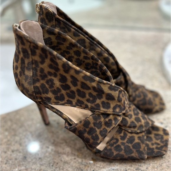NWT Veronica Beard leopard print heels size 10 with Box and dustcover - Picture 4 of 14